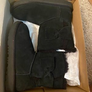 Good Condition little girls size 3 black bow Ugg boots.